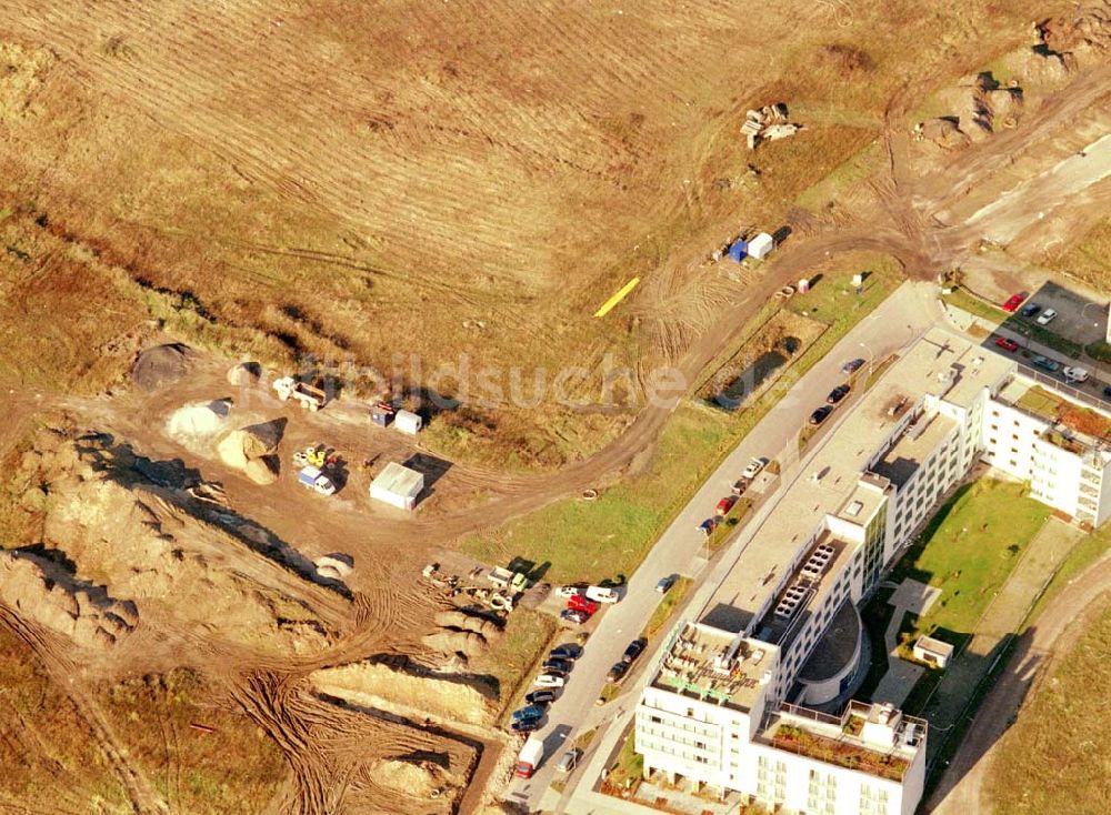 Luftaufnahme Schönefeld - Brandenburg - Gewerbe- und Wohngebiet Roncasa der HVB Projekt GmbH westlich des S- und Fernbahnhofes Schönefeld. 05.11.2002