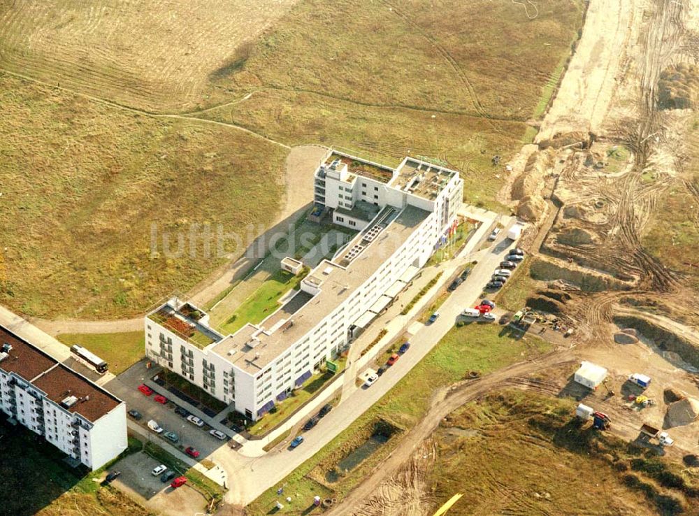 Schönefeld - Brandenburg aus der Vogelperspektive: Gewerbe- und Wohngebiet Roncasa der HVB Projekt GmbH westlich des S- und Fernbahnhofes Schönefeld. 05.11.2002