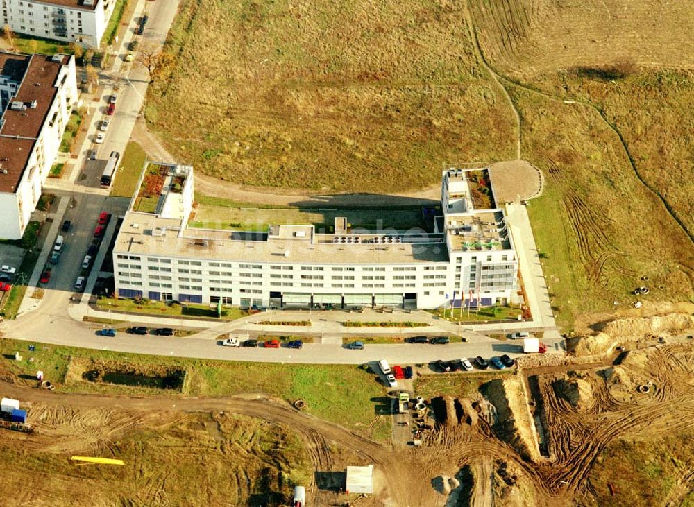 Luftbild Schönefeld - Brandenburg - Gewerbe- und Wohngebiet Roncasa der HVB Projekt GmbH westlich des S- und Fernbahnhofes Schönefeld. 05.11.2002