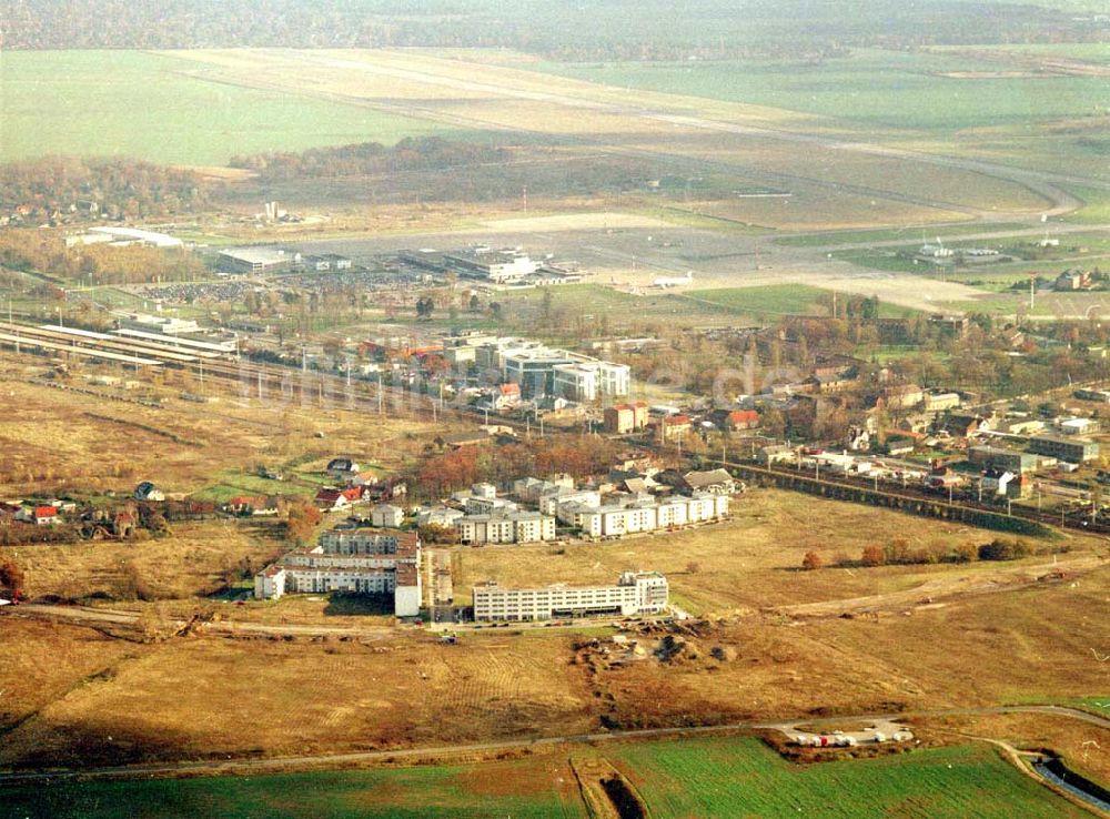 Schönefeld - Brandenburg aus der Vogelperspektive: Gewerbe- und Wohngebiet Roncasa der HVB Projekt GmbH westlich des S- und Fernbahnhofes Schönefeld. 05.11.2002