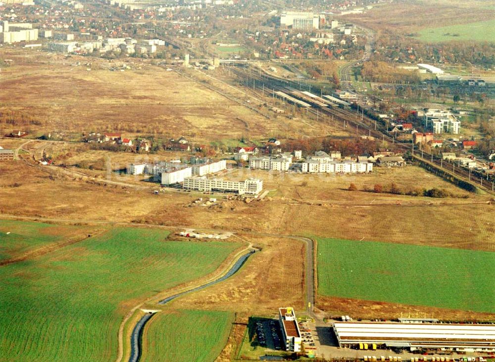 Luftaufnahme Schönefeld - Brandenburg - Gewerbe- und Wohngebiet Roncasa der HVB Projekt GmbH westlich des S- und Fernbahnhofes Schönefeld. 05.11.2002