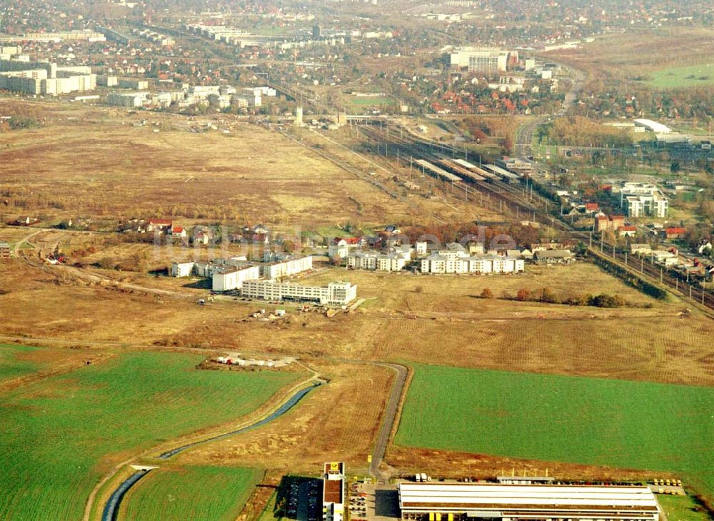 Schönefeld - Brandenburg von oben - Gewerbe- und Wohngebiet Roncasa der HVB Projekt GmbH westlich des S- und Fernbahnhofes Schönefeld. 05.11.2002