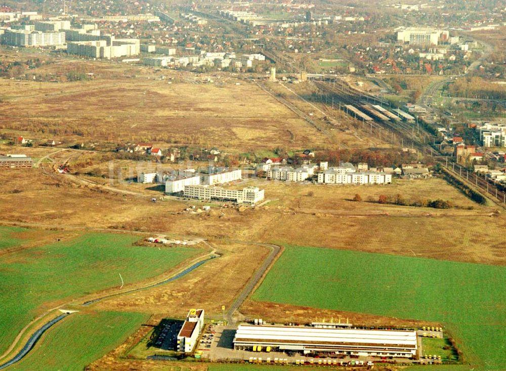 Schönefeld - Brandenburg aus der Vogelperspektive: Gewerbe- und Wohngebiet Roncasa der HVB Projekt GmbH westlich des S- und Fernbahnhofes Schönefeld. 05.11.2002