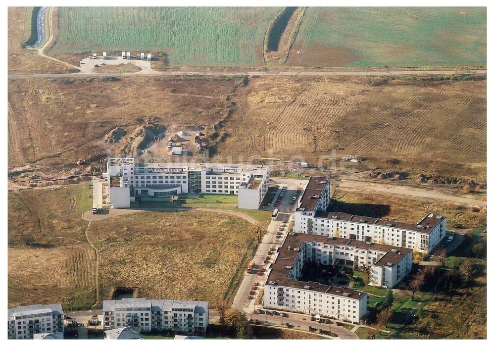 Luftaufnahme Schönefeld - Brandenburg - Gewerbe- und Wohngebiet Roncasa der HVB Projekt GmbH westlich des S- und Fernbahnhofes Schönefeld. 05.11.2002