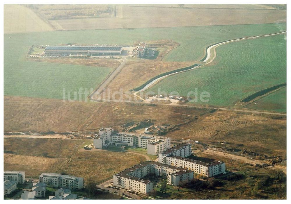 Schönefeld - Brandenburg von oben - Gewerbe- und Wohngebiet Roncasa der HVB Projekt GmbH westlich des S- und Fernbahnhofes Schönefeld. 05.11.2002