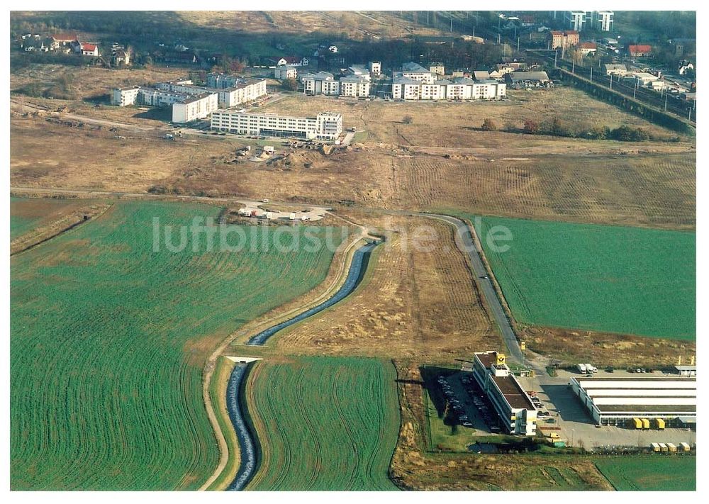 Schönefeld - Brandenburg aus der Vogelperspektive: Gewerbe- und Wohngebiet Roncasa der HVB Projekt GmbH westlich des S- und Fernbahnhofes Schönefeld. 05.11.2002