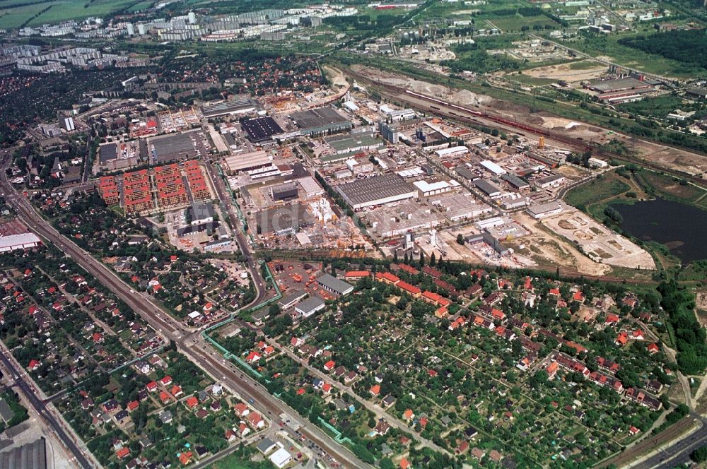 Luftaufnahme Berlin - Gewerbe- und Wohngebiete Ecke Rhinstraße und Landsberger Allee in Berlin-Hohenschönhausen