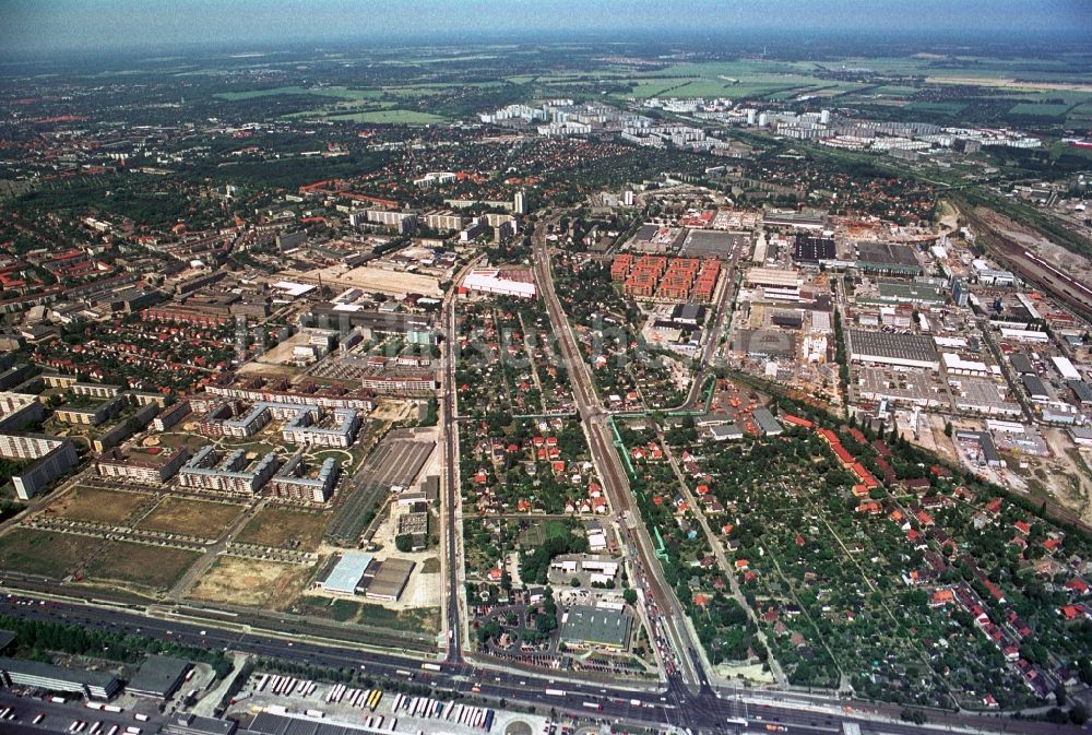 Berlin aus der Vogelperspektive: Gewerbe- und Wohngebiete Ecke Rhinstraße und Landsberger Allee in Berlin-Hohenschönhausen