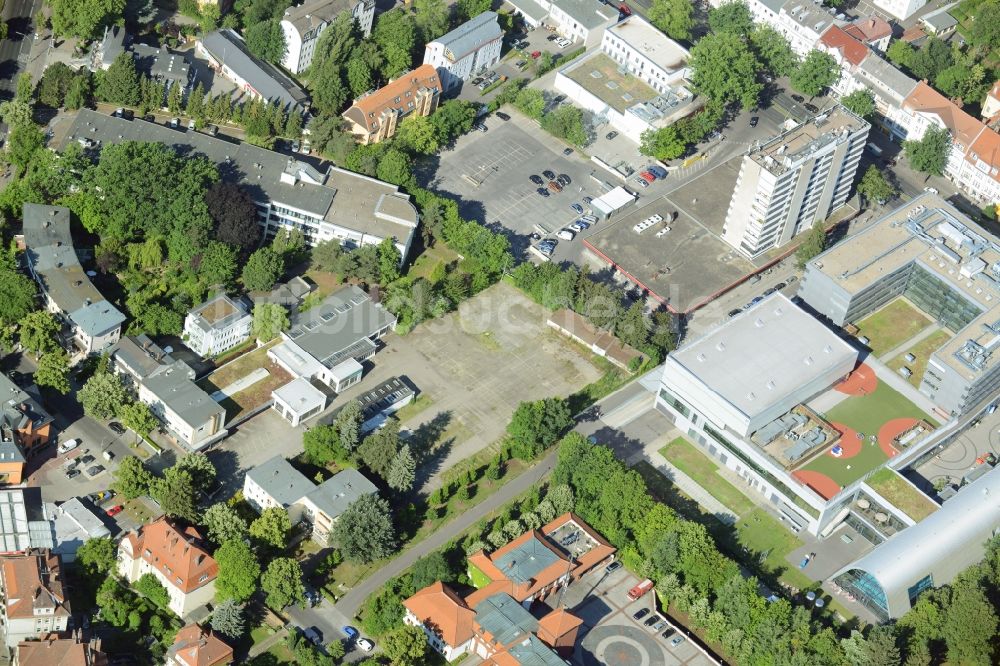 Berlin von oben - Gewerbebrache der ehemaligen KFZ - Prüfstelle Zehlendorf an der Charlottenstraße im Wohngebiet einer Mehrfamilienhaussiedlung in Berlin