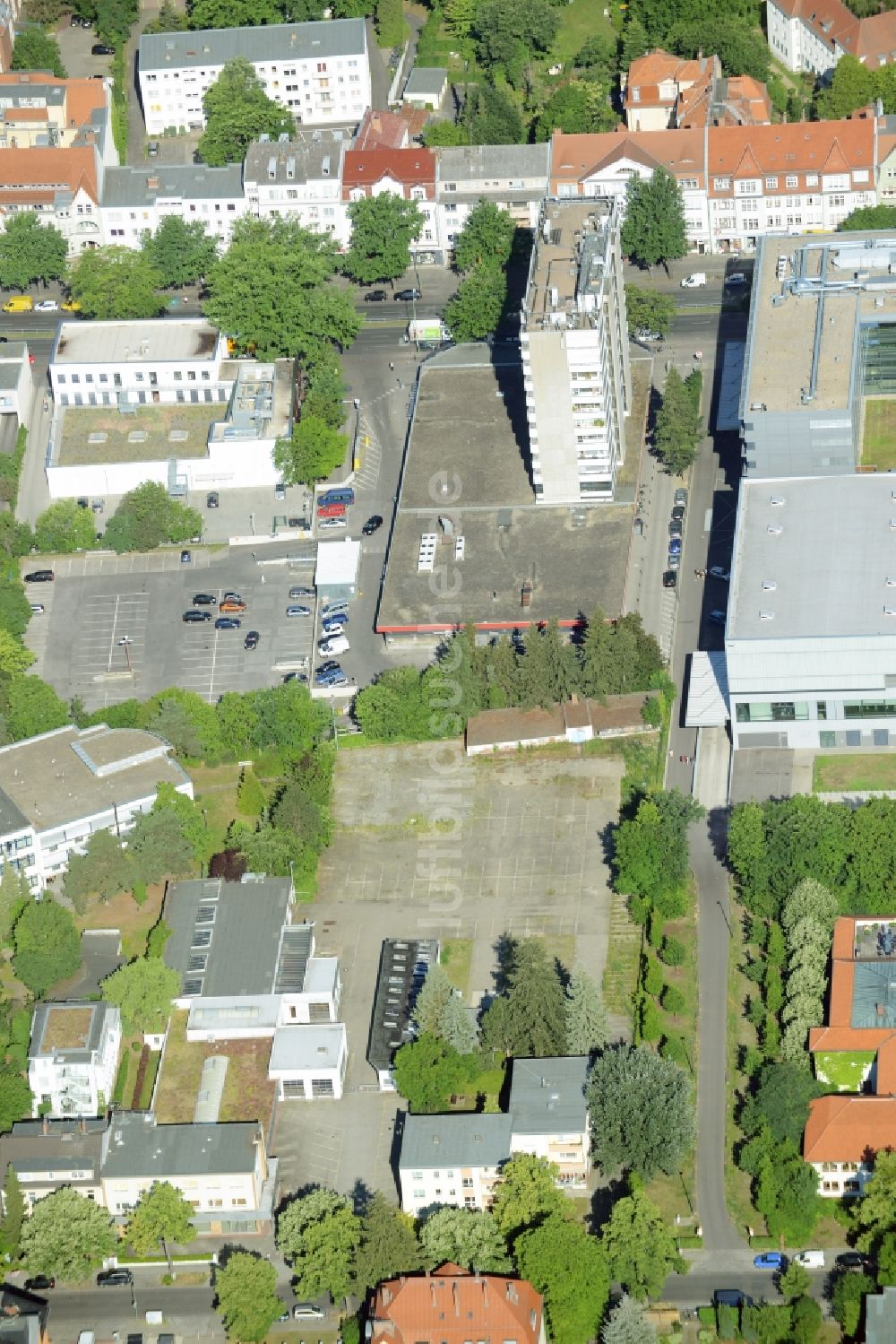 Berlin aus der Vogelperspektive: Gewerbebrache der ehemaligen KFZ - Prüfstelle Zehlendorf an der Charlottenstraße im Wohngebiet einer Mehrfamilienhaussiedlung in Berlin