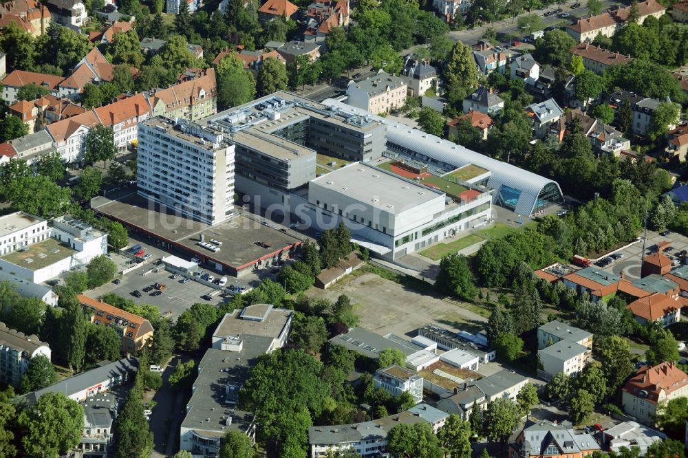 Berlin von oben - Gewerbebrache der ehemaligen KFZ - Prüfstelle Zehlendorf an der Charlottenstraße im Wohngebiet einer Mehrfamilienhaussiedlung in Berlin