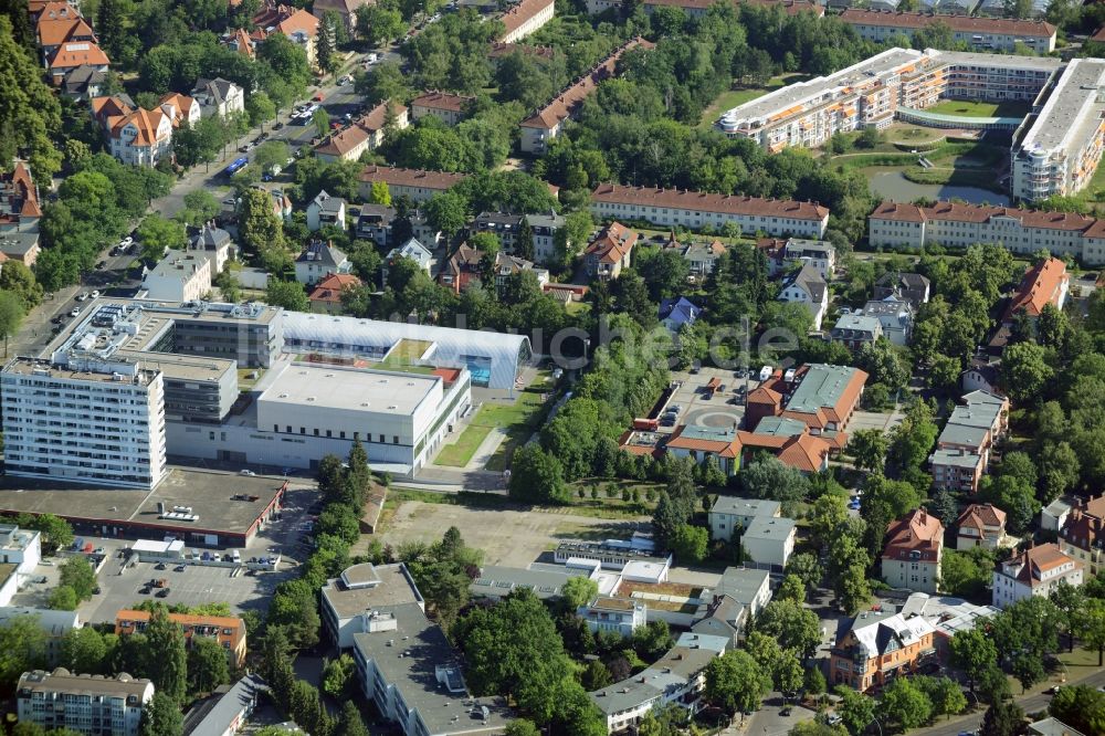 Berlin aus der Vogelperspektive: Gewerbebrache der ehemaligen KFZ - Prüfstelle Zehlendorf an der Charlottenstraße im Wohngebiet einer Mehrfamilienhaussiedlung in Berlin