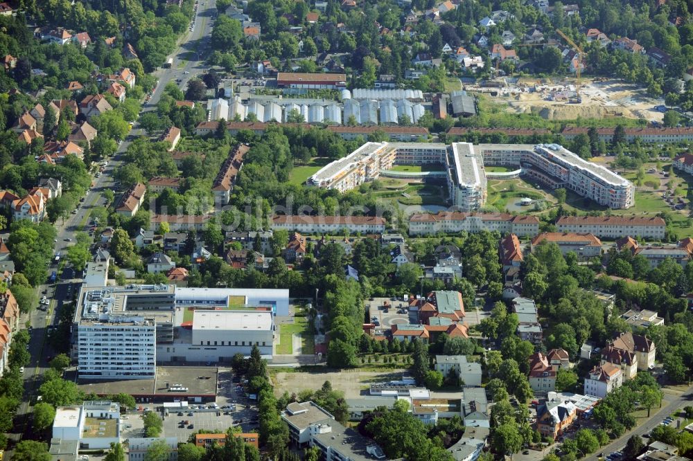 Luftbild Berlin - Gewerbebrache der ehemaligen KFZ - Prüfstelle Zehlendorf an der Charlottenstraße im Wohngebiet einer Mehrfamilienhaussiedlung in Berlin