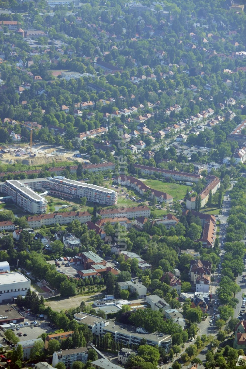 Luftaufnahme Berlin - Gewerbebrache der ehemaligen KFZ - Prüfstelle Zehlendorf an der Charlottenstraße im Wohngebiet einer Mehrfamilienhaussiedlung in Berlin