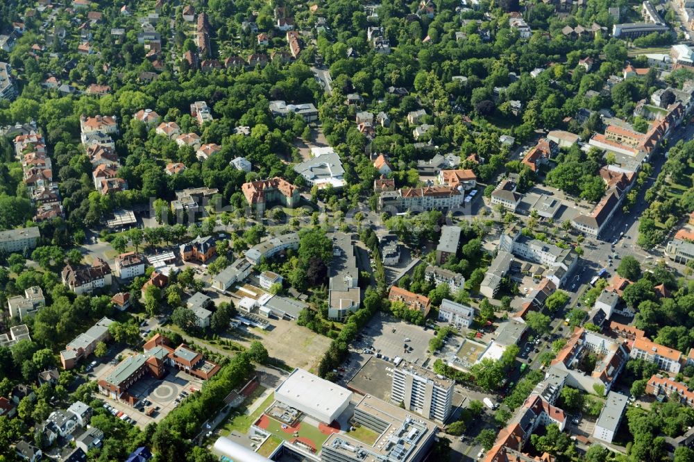 Berlin von oben - Gewerbebrache der ehemaligen KFZ - Prüfstelle Zehlendorf an der Charlottenstraße im Wohngebiet einer Mehrfamilienhaussiedlung in Berlin