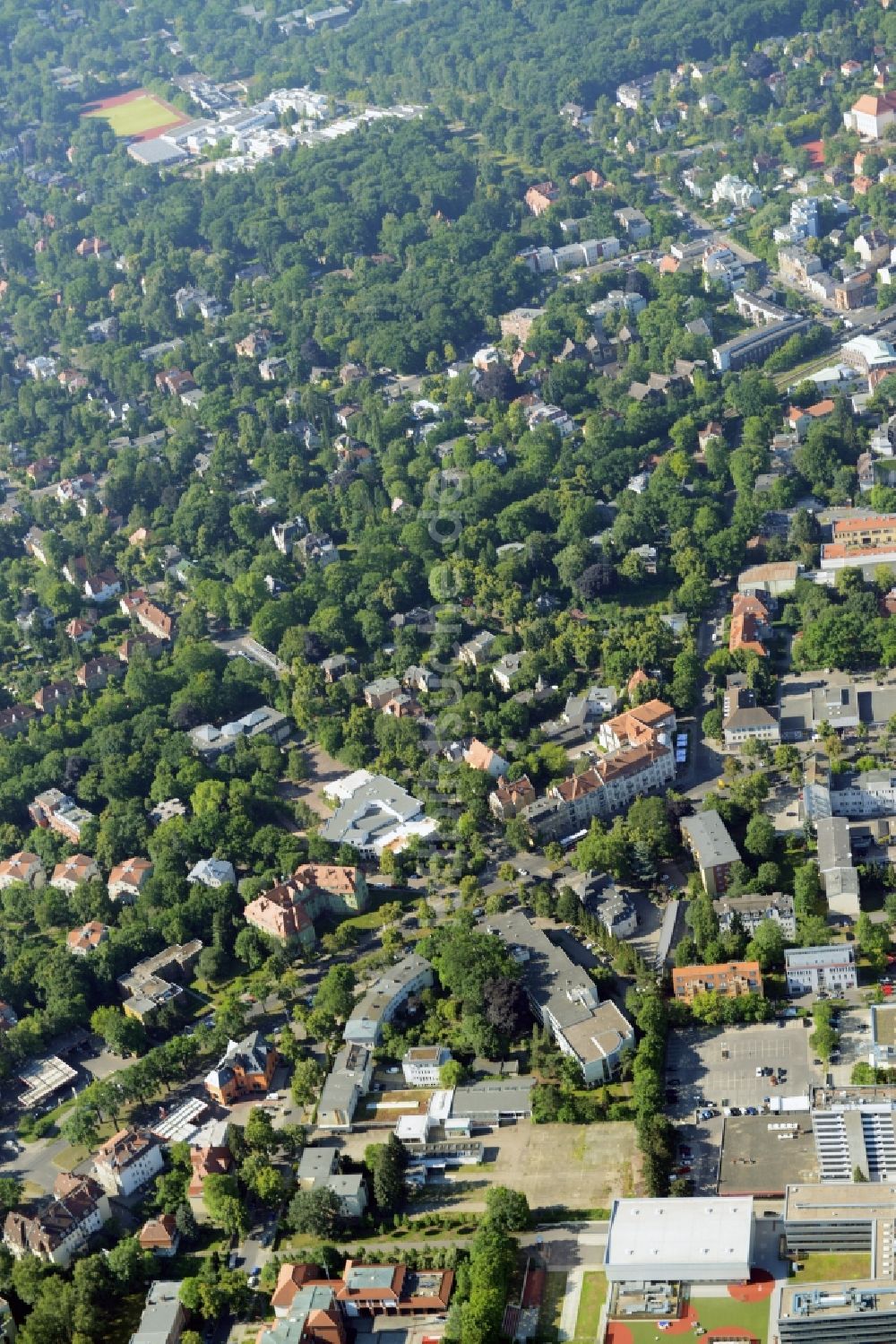 Berlin aus der Vogelperspektive: Gewerbebrache der ehemaligen KFZ - Prüfstelle Zehlendorf an der Charlottenstraße im Wohngebiet einer Mehrfamilienhaussiedlung in Berlin