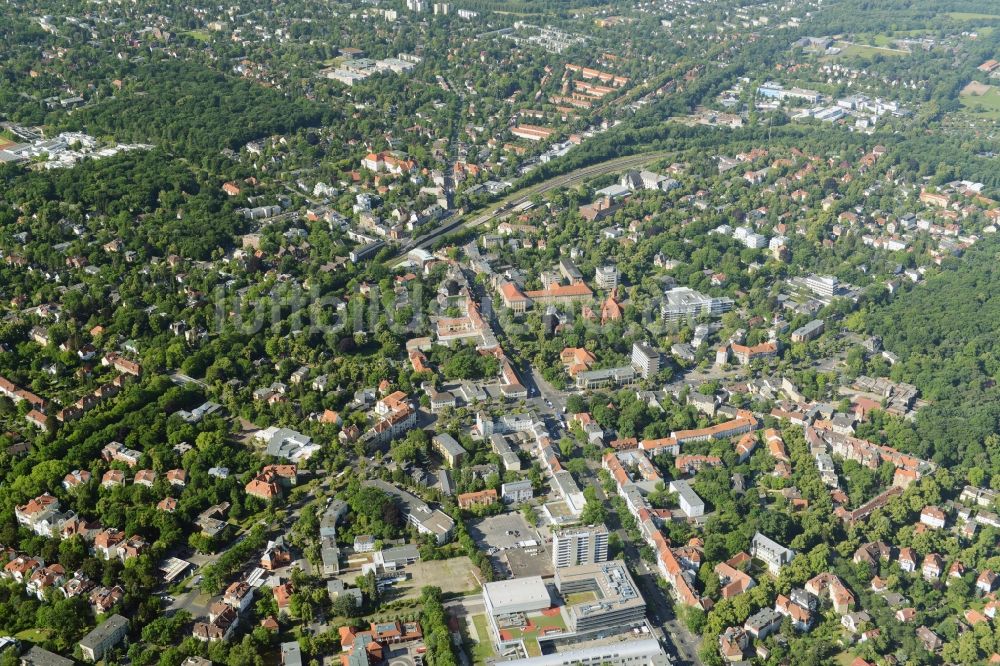 Luftbild Berlin - Gewerbebrache der ehemaligen KFZ - Prüfstelle Zehlendorf an der Charlottenstraße im Wohngebiet einer Mehrfamilienhaussiedlung in Berlin