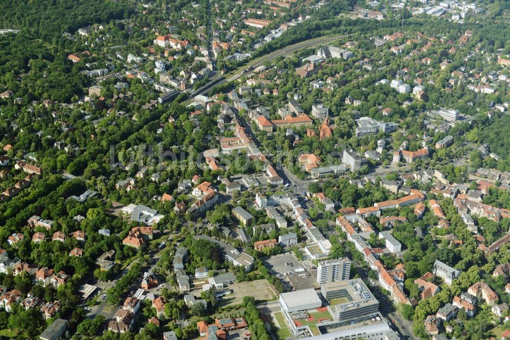 Luftaufnahme Berlin - Gewerbebrache der ehemaligen KFZ - Prüfstelle Zehlendorf an der Charlottenstraße im Wohngebiet einer Mehrfamilienhaussiedlung in Berlin