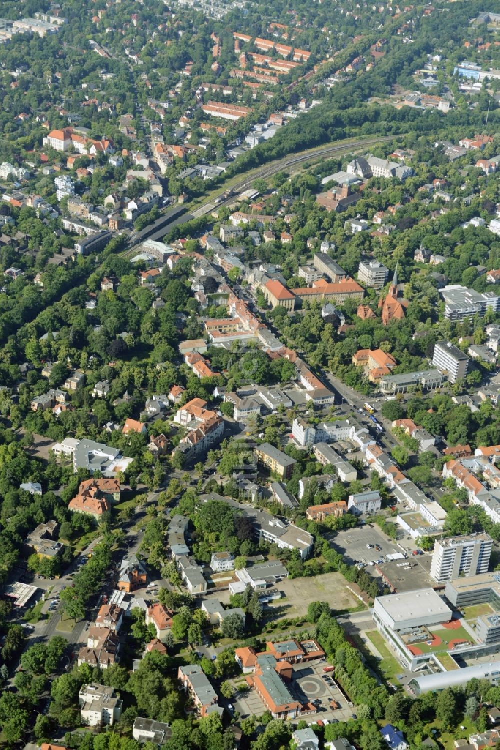 Berlin von oben - Gewerbebrache der ehemaligen KFZ - Prüfstelle Zehlendorf an der Charlottenstraße im Wohngebiet einer Mehrfamilienhaussiedlung in Berlin