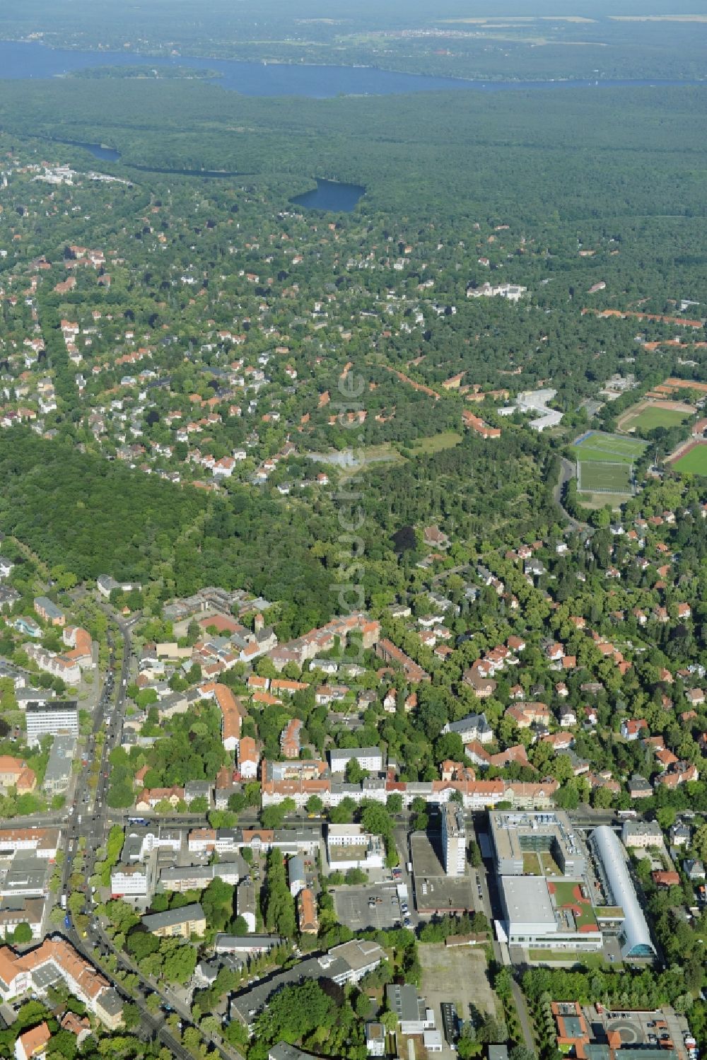 Luftbild Berlin - Gewerbebrache der ehemaligen KFZ - Prüfstelle Zehlendorf an der Charlottenstraße im Wohngebiet einer Mehrfamilienhaussiedlung in Berlin