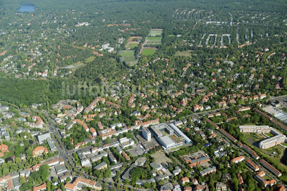 Luftaufnahme Berlin - Gewerbebrache der ehemaligen KFZ - Prüfstelle Zehlendorf an der Charlottenstraße im Wohngebiet einer Mehrfamilienhaussiedlung in Berlin