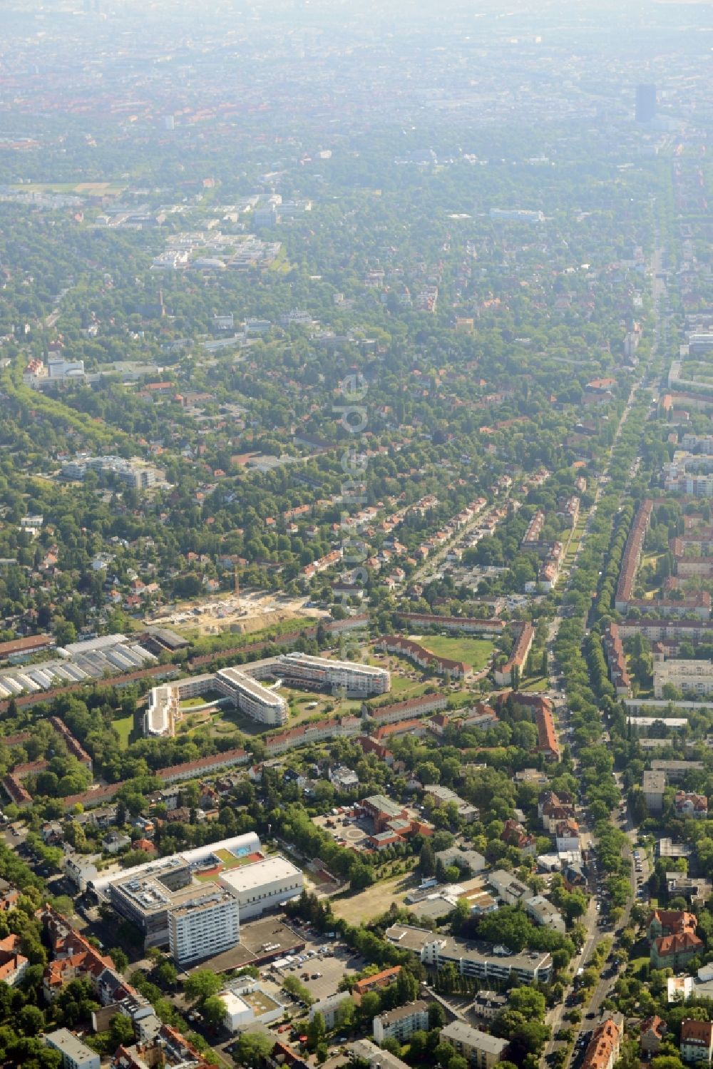 Berlin von oben - Gewerbebrache der ehemaligen KFZ - Prüfstelle Zehlendorf an der Charlottenstraße im Wohngebiet einer Mehrfamilienhaussiedlung in Berlin