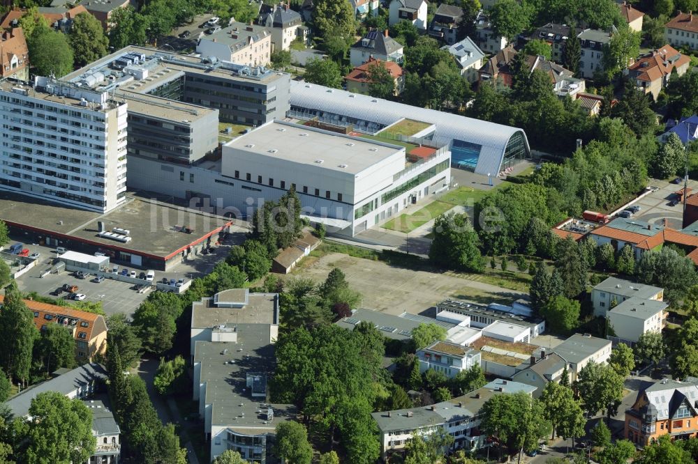 Luftaufnahme Berlin - Gewerbebrache der ehemaligen KFZ - Prüfstelle Zehlendorf an der Charlottenstraße im Wohngebiet einer Mehrfamilienhaussiedlung in Berlin