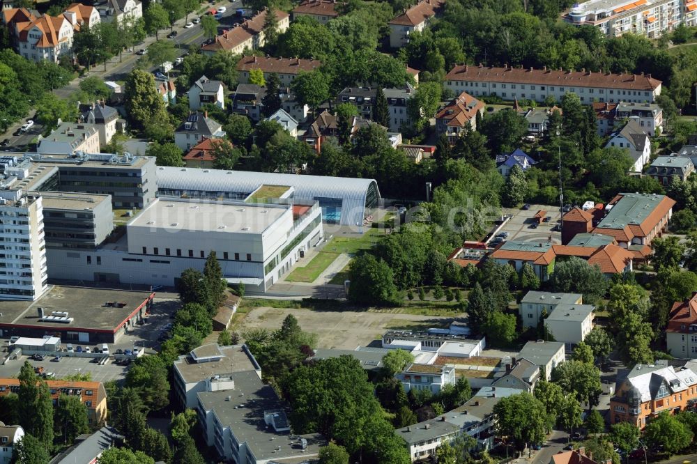 Berlin von oben - Gewerbebrache der ehemaligen KFZ - Prüfstelle Zehlendorf an der Charlottenstraße im Wohngebiet einer Mehrfamilienhaussiedlung in Berlin