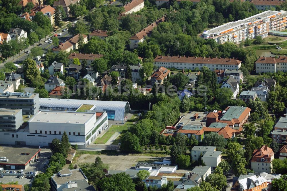 Berlin aus der Vogelperspektive: Gewerbebrache der ehemaligen KFZ - Prüfstelle Zehlendorf an der Charlottenstraße im Wohngebiet einer Mehrfamilienhaussiedlung in Berlin