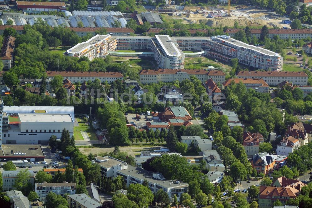 Luftbild Berlin - Gewerbebrache der ehemaligen KFZ - Prüfstelle Zehlendorf an der Charlottenstraße im Wohngebiet einer Mehrfamilienhaussiedlung in Berlin