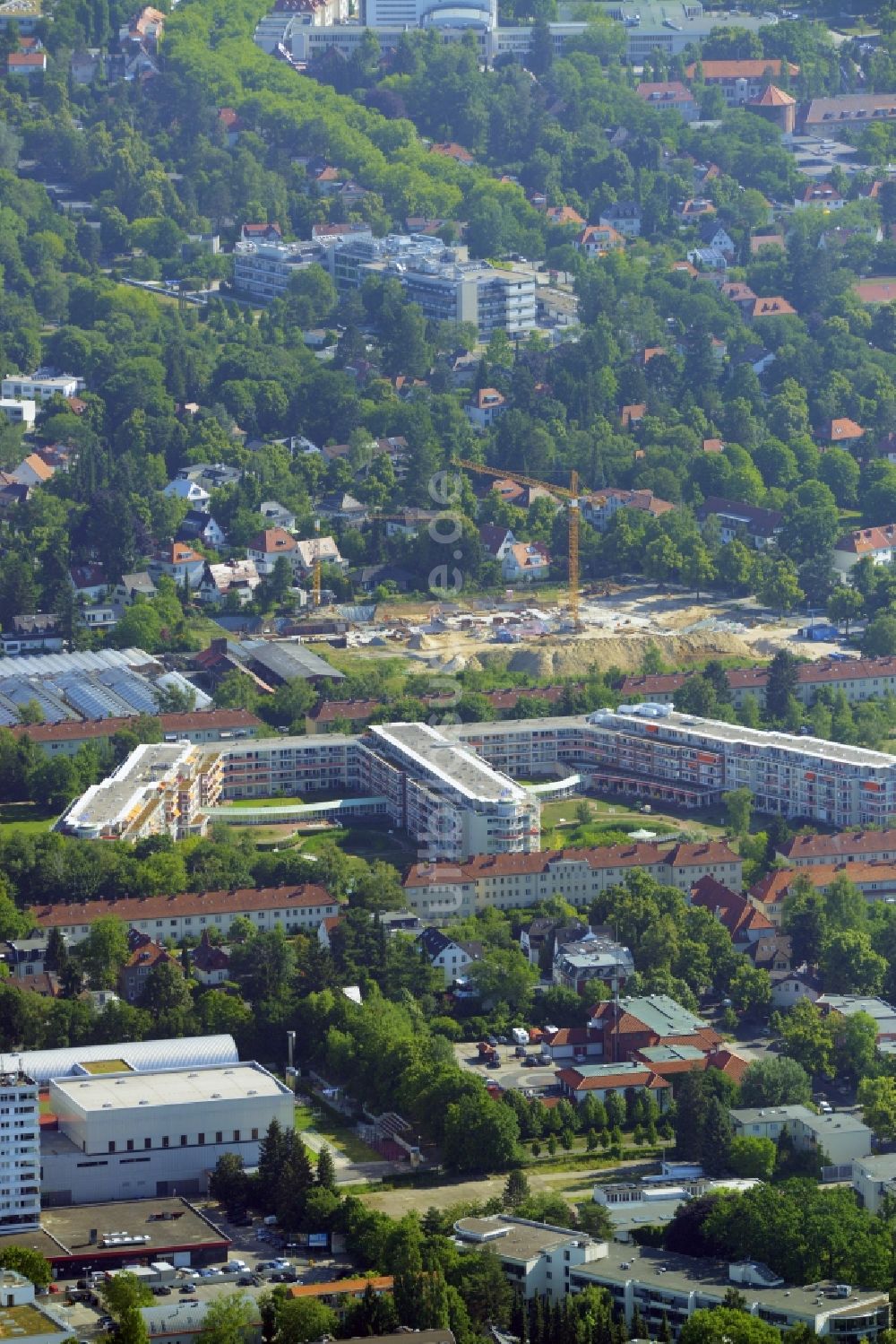 Berlin von oben - Gewerbebrache der ehemaligen KFZ - Prüfstelle Zehlendorf an der Charlottenstraße im Wohngebiet einer Mehrfamilienhaussiedlung in Berlin