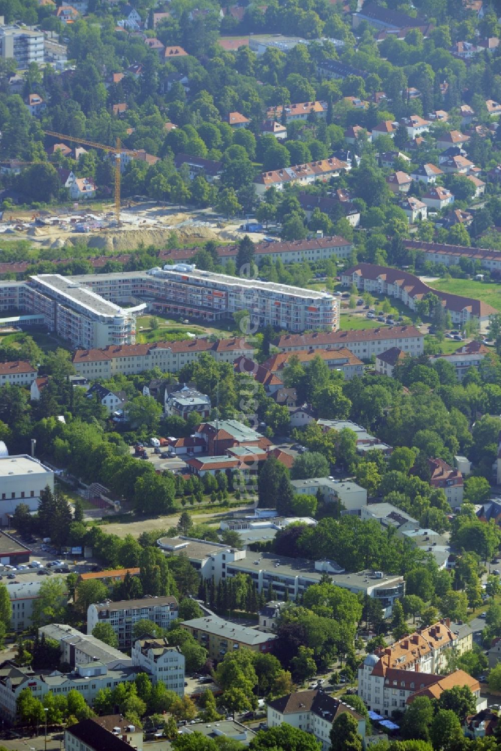 Berlin aus der Vogelperspektive: Gewerbebrache der ehemaligen KFZ - Prüfstelle Zehlendorf an der Charlottenstraße im Wohngebiet einer Mehrfamilienhaussiedlung in Berlin