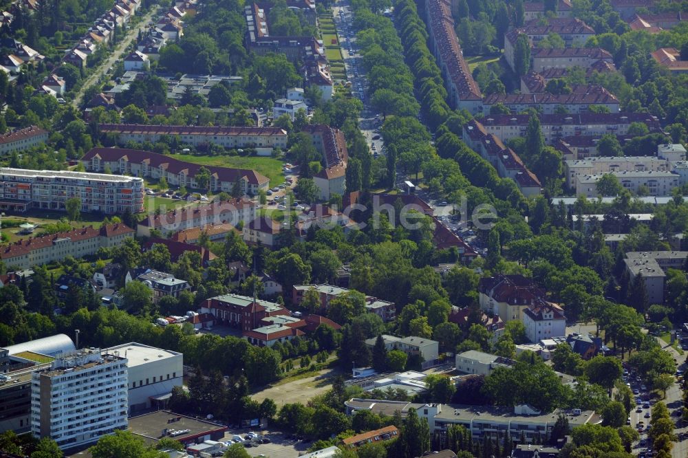 Luftbild Berlin - Gewerbebrache der ehemaligen KFZ - Prüfstelle Zehlendorf an der Charlottenstraße im Wohngebiet einer Mehrfamilienhaussiedlung in Berlin