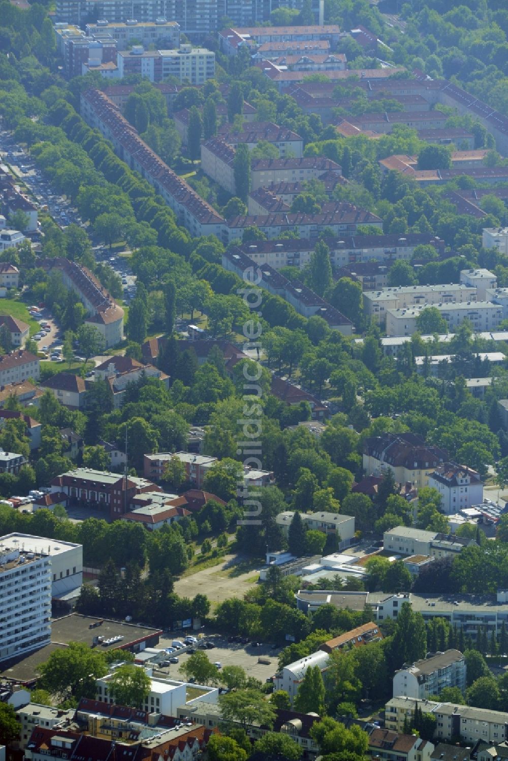 Luftaufnahme Berlin - Gewerbebrache der ehemaligen KFZ - Prüfstelle Zehlendorf an der Charlottenstraße im Wohngebiet einer Mehrfamilienhaussiedlung in Berlin