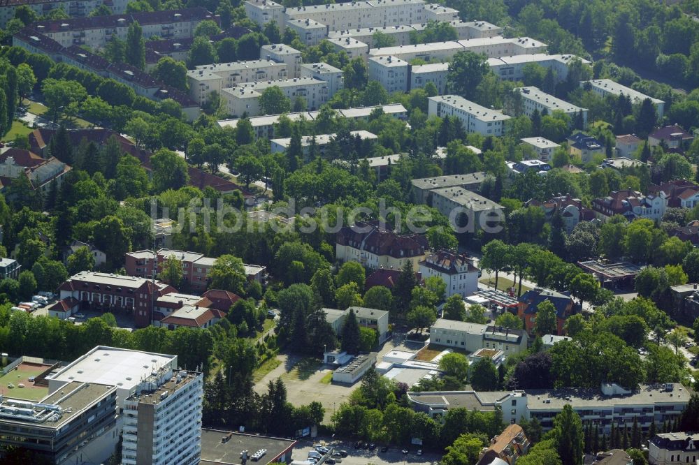 Berlin von oben - Gewerbebrache der ehemaligen KFZ - Prüfstelle Zehlendorf an der Charlottenstraße im Wohngebiet einer Mehrfamilienhaussiedlung in Berlin