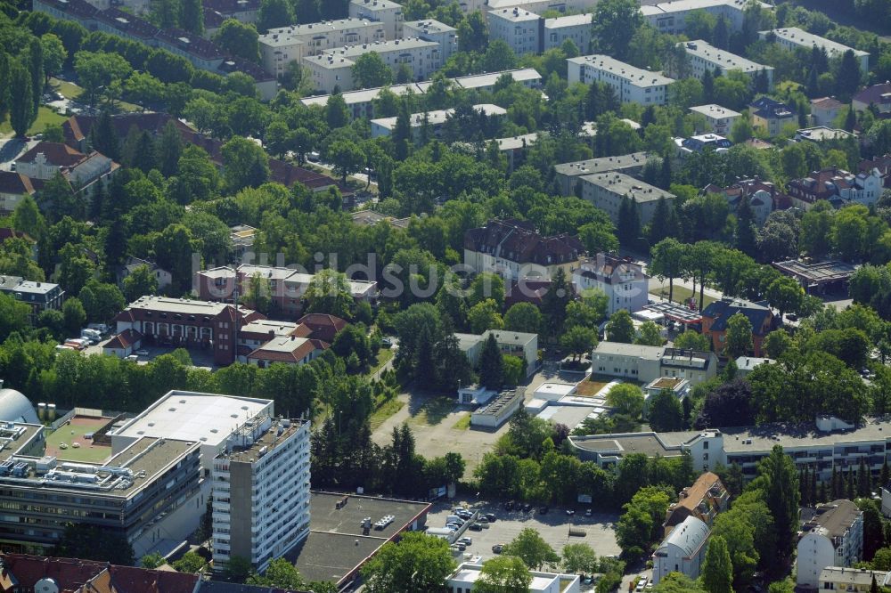 Berlin aus der Vogelperspektive: Gewerbebrache der ehemaligen KFZ - Prüfstelle Zehlendorf an der Charlottenstraße im Wohngebiet einer Mehrfamilienhaussiedlung in Berlin