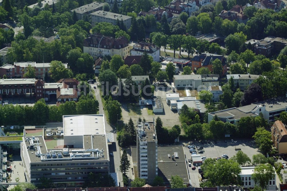 Luftbild Berlin - Gewerbebrache der ehemaligen KFZ - Prüfstelle Zehlendorf an der Charlottenstraße im Wohngebiet einer Mehrfamilienhaussiedlung in Berlin