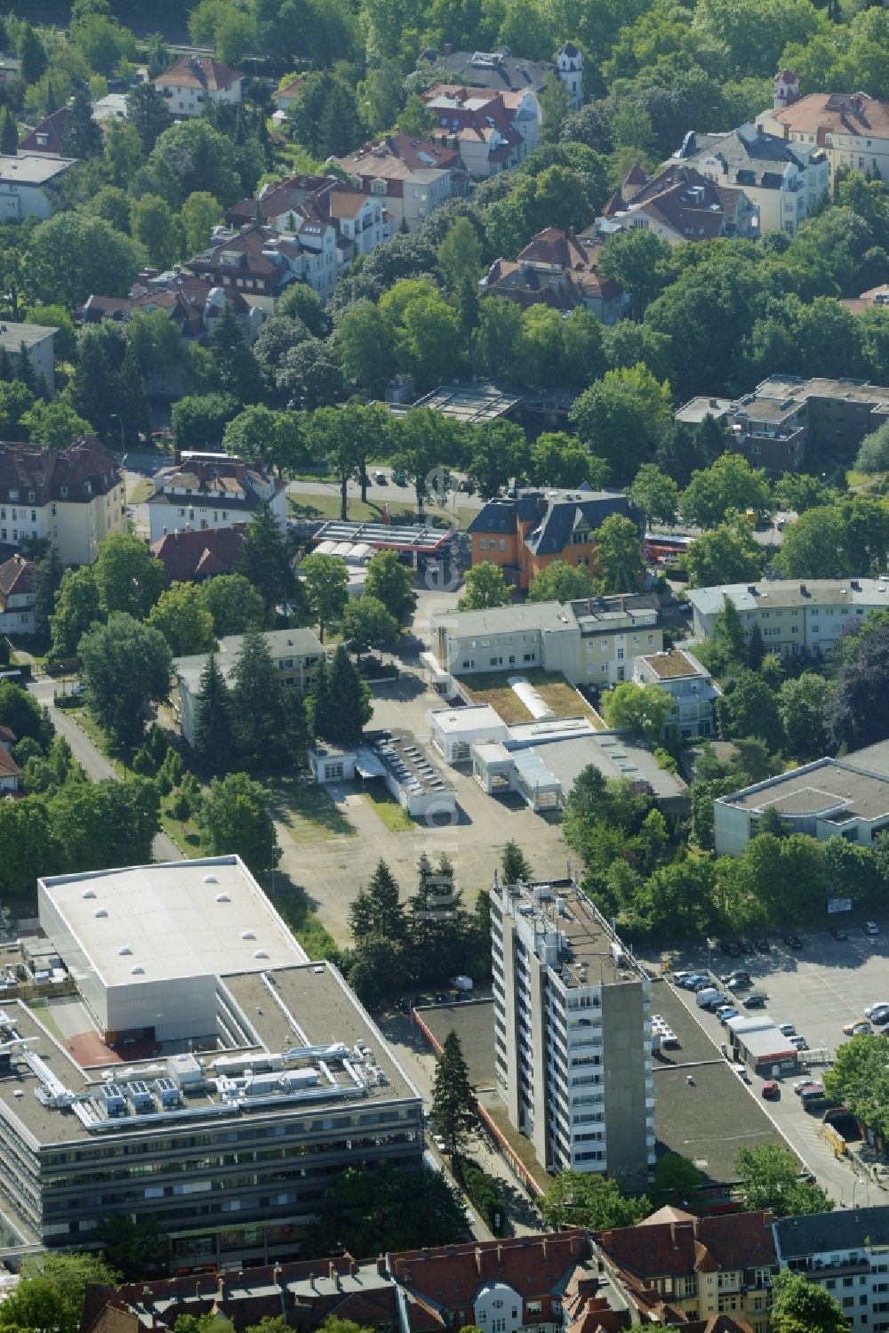 Luftaufnahme Berlin - Gewerbebrache der ehemaligen KFZ - Prüfstelle Zehlendorf an der Charlottenstraße im Wohngebiet einer Mehrfamilienhaussiedlung in Berlin