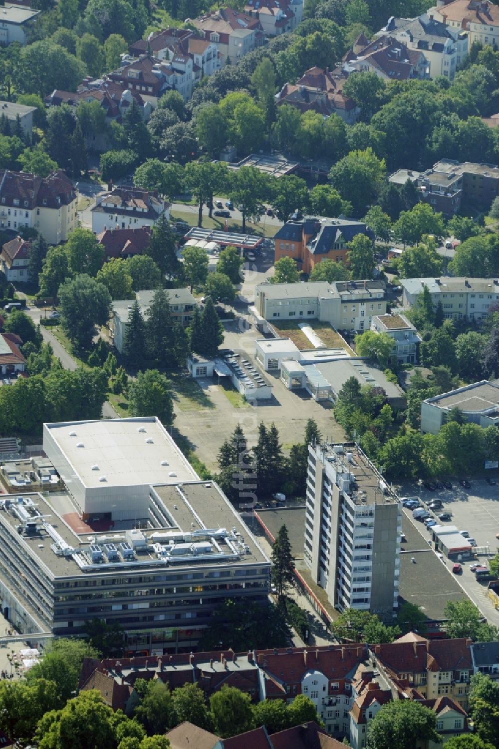 Berlin von oben - Gewerbebrache der ehemaligen KFZ - Prüfstelle Zehlendorf an der Charlottenstraße im Wohngebiet einer Mehrfamilienhaussiedlung in Berlin