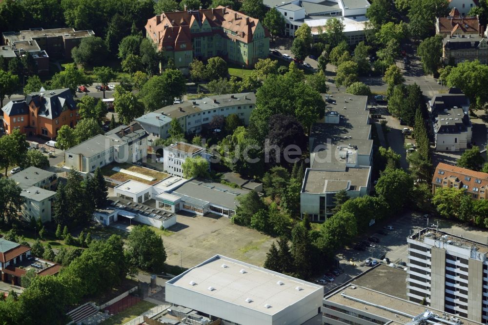 Berlin aus der Vogelperspektive: Gewerbebrache der ehemaligen KFZ - Prüfstelle Zehlendorf an der Charlottenstraße im Wohngebiet einer Mehrfamilienhaussiedlung in Berlin