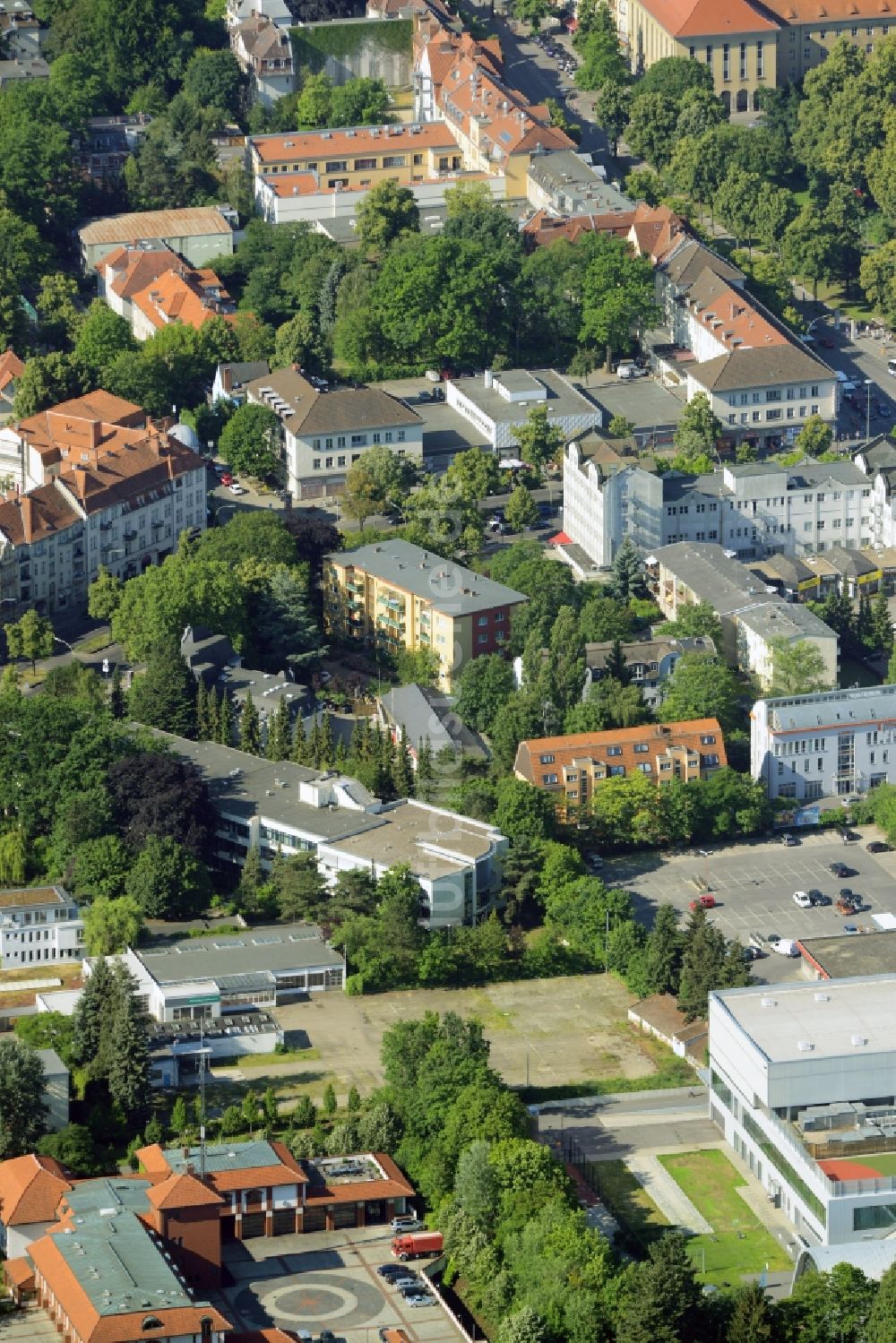 Luftaufnahme Berlin - Gewerbebrache der ehemaligen KFZ - Prüfstelle Zehlendorf an der Charlottenstraße im Wohngebiet einer Mehrfamilienhaussiedlung in Berlin