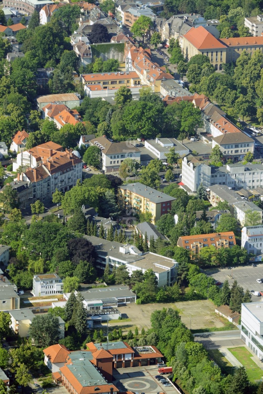 Berlin von oben - Gewerbebrache der ehemaligen KFZ - Prüfstelle Zehlendorf an der Charlottenstraße im Wohngebiet einer Mehrfamilienhaussiedlung in Berlin