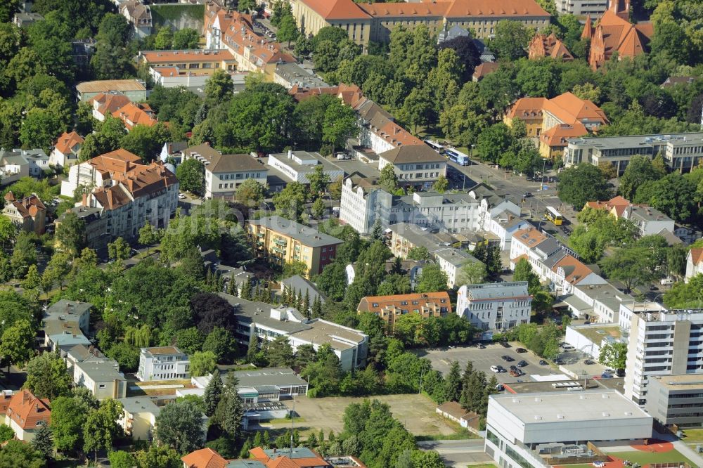 Berlin aus der Vogelperspektive: Gewerbebrache der ehemaligen KFZ - Prüfstelle Zehlendorf an der Charlottenstraße im Wohngebiet einer Mehrfamilienhaussiedlung in Berlin