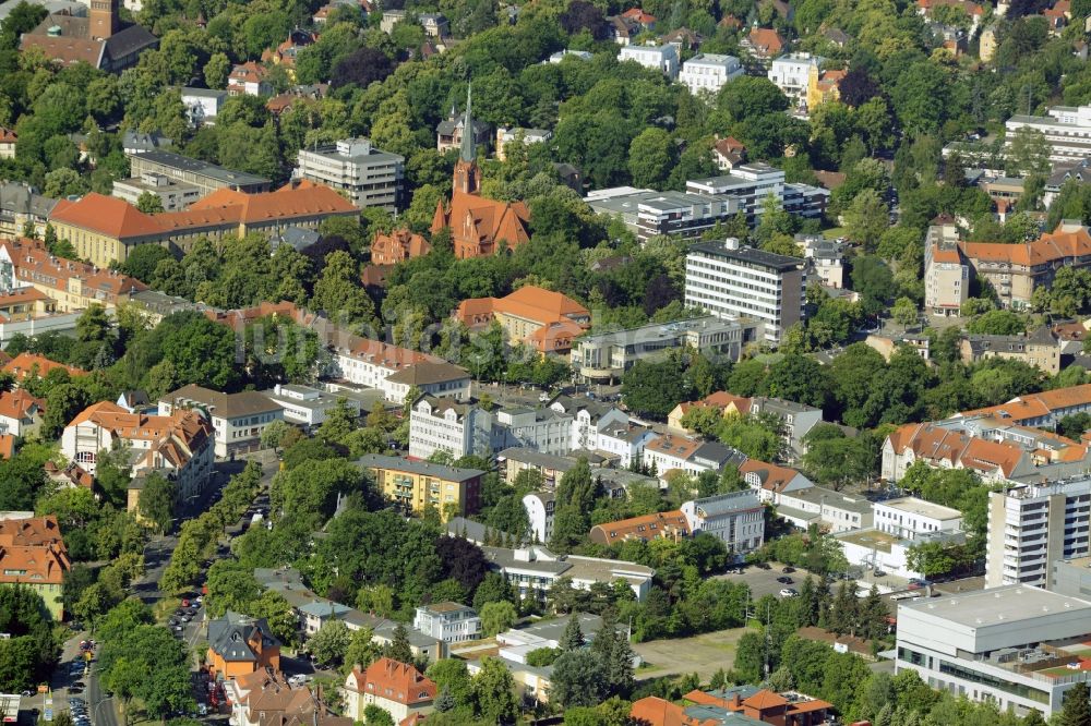 Luftbild Berlin - Gewerbebrache der ehemaligen KFZ - Prüfstelle Zehlendorf an der Charlottenstraße im Wohngebiet einer Mehrfamilienhaussiedlung in Berlin