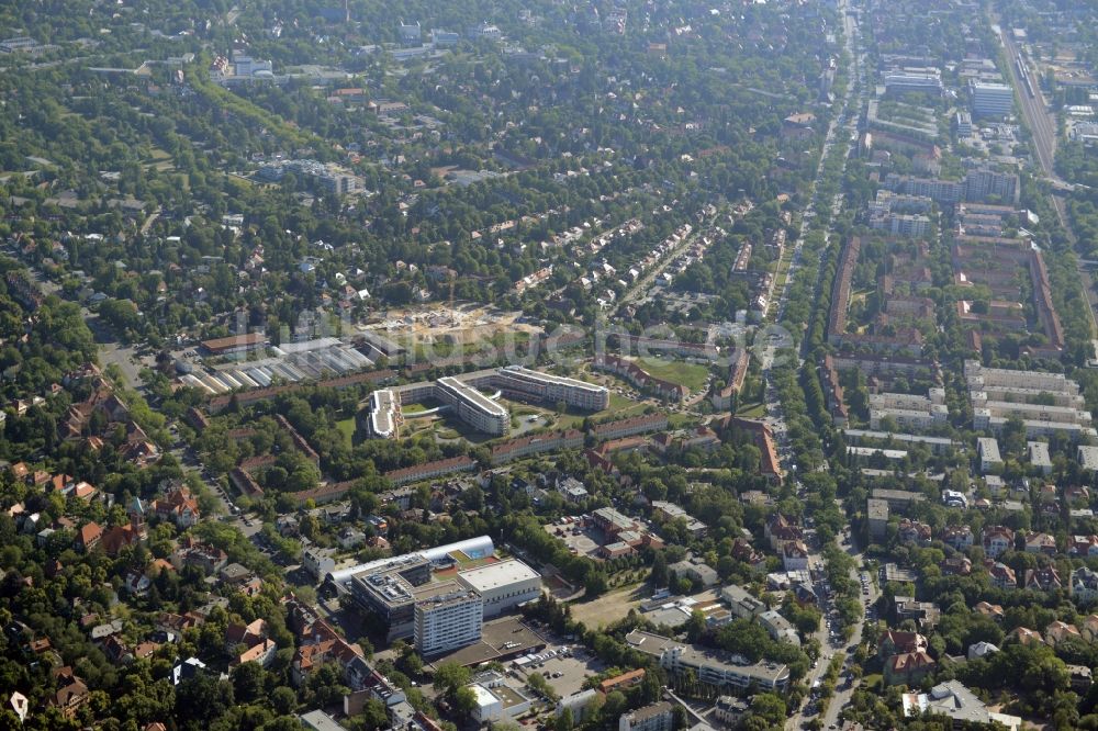 Luftaufnahme Berlin - Gewerbebrache der ehemaligen KFZ - Prüfstelle Zehlendorf an der Charlottenstraße im Wohngebiet einer Mehrfamilienhaussiedlung in Berlin