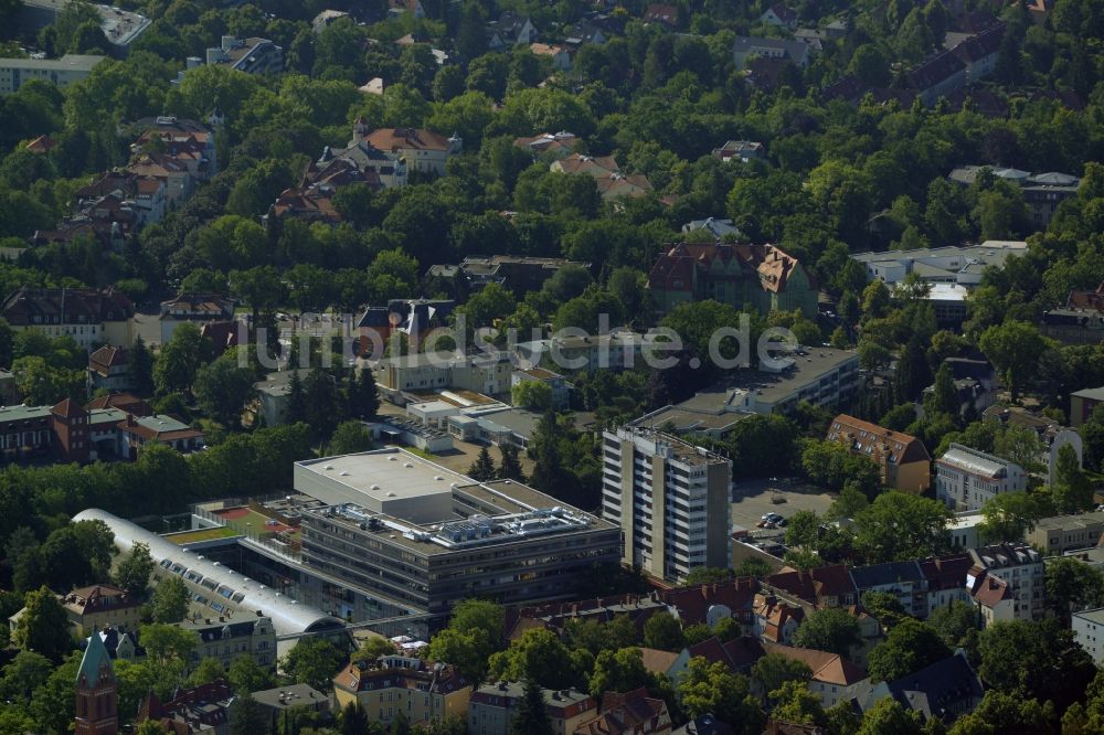 Berlin von oben - Gewerbebrache der ehemaligen KFZ - Prüfstelle Zehlendorf an der Charlottenstraße im Wohngebiet einer Mehrfamilienhaussiedlung in Berlin