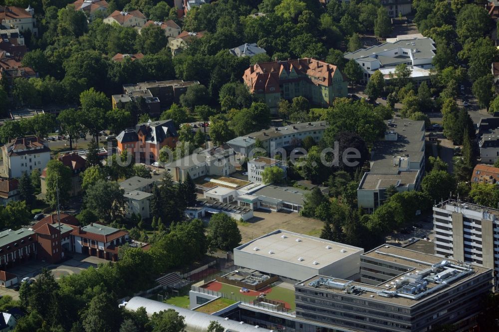 Berlin aus der Vogelperspektive: Gewerbebrache der ehemaligen KFZ - Prüfstelle Zehlendorf an der Charlottenstraße im Wohngebiet einer Mehrfamilienhaussiedlung in Berlin