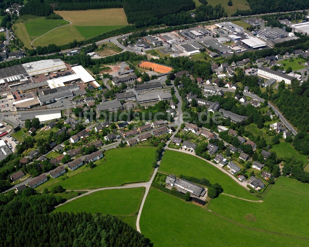 Bad Berleburg aus der Vogelperspektive: Gewerbegebbiet und Wohngebiet einer Ein- und Mehrfamilienhaus- Siedlung an der Sählingstraße in Bad Berleburg im Bundesland Nordrhein-Westfalen, Deutschland