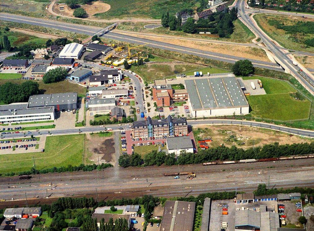 Duisburg von oben - Gewerbegebiet Albert-Hahn-Straße in Duisburg im Bundesland Nordrhein-Westfalen