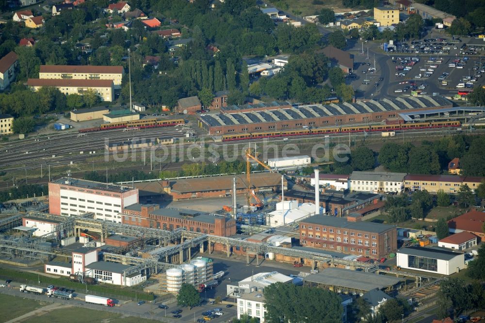 Erkner von oben - Gewerbegebiet und Bahnhof in Erkner im Bundesland Brandenburg